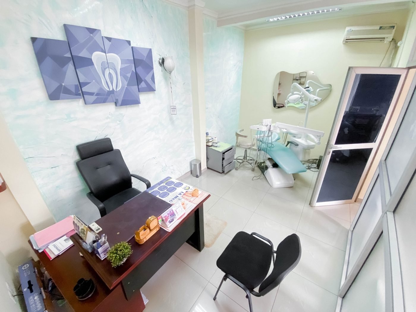 Bureau de consultation et fauteuil dentaire d'Abiana Dental Cabinet à Ngousso