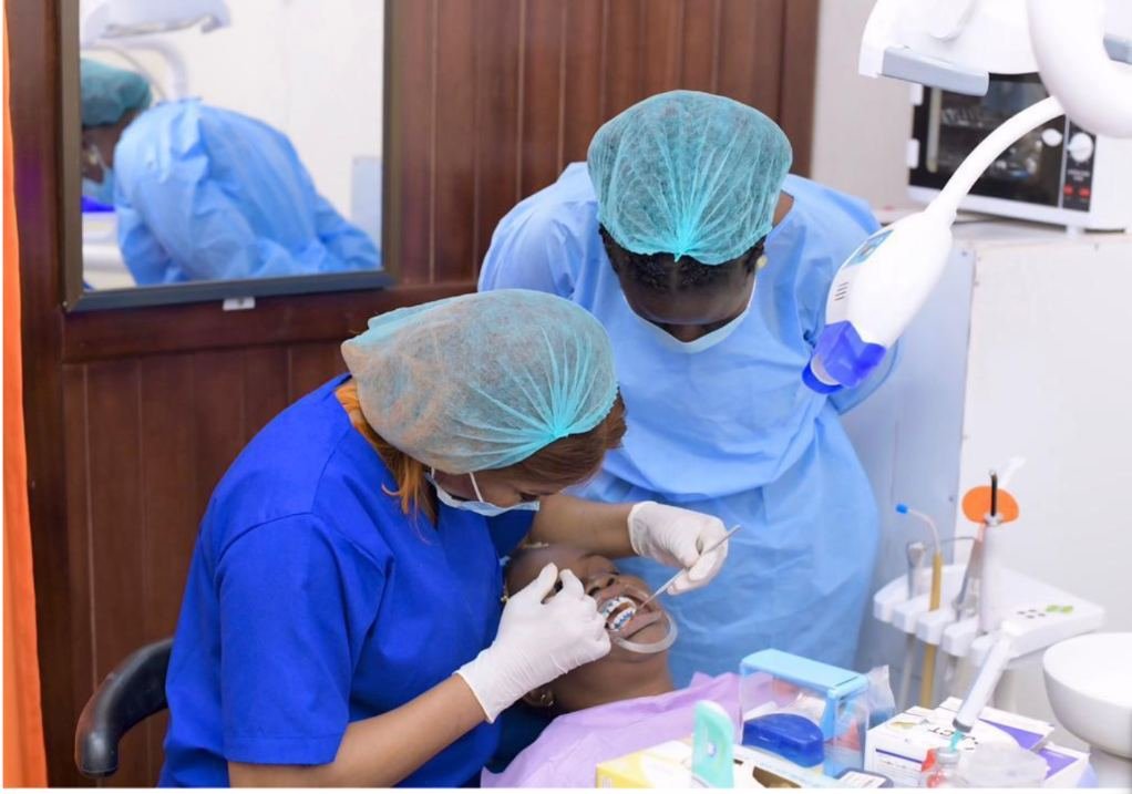 Soin dentaire dans un cabinet partenaire de Dentist237 à Yaoundé