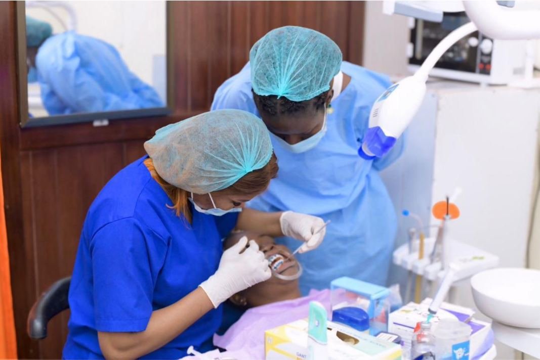 Chirurgienne-dentiste et assistante pendant un soin dans un cabinet partenaire à Yaoundé